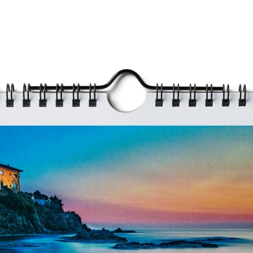 Calendario de pared de papel con encuadernación en espiral y dispositivo para colgar.