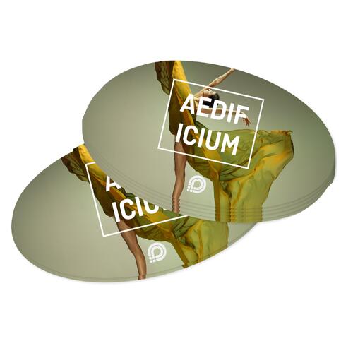 Adhesivo ovalado de papel.