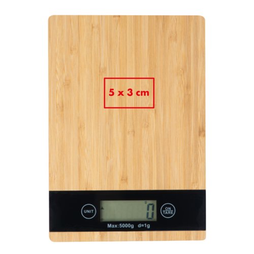 Báscula de cocina de bambú claro con pantalla digital.