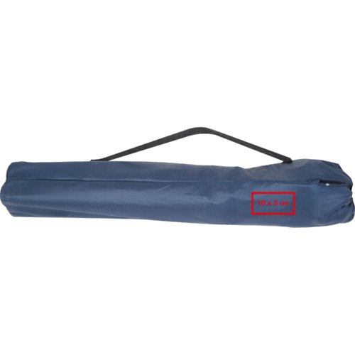 Silla azul plegable con bolsa de transporte.